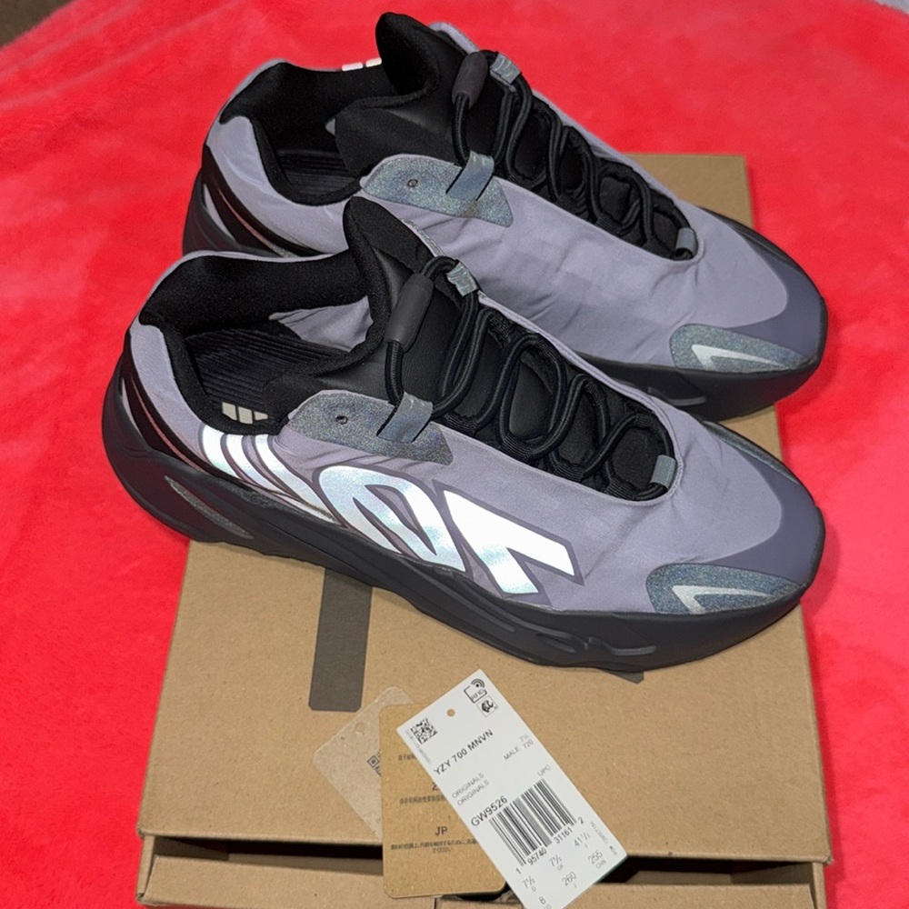 Yzy 700